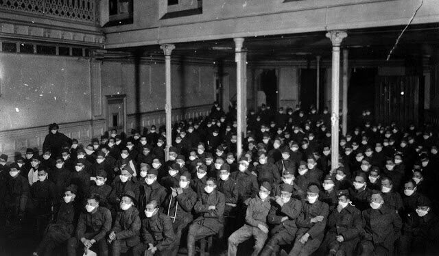 Выздоравливающие солдаты смотрят кино в госпитальном кинозале. Франция, 1918
