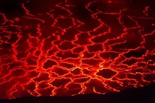 Лавовое озеро в кратере действующего вулкана сфотографировали с помощью дрона
