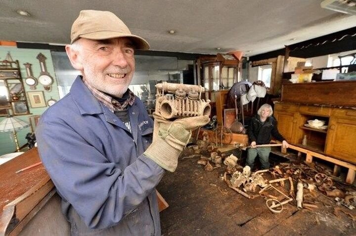 Под полом в антикварном магазине были найдены десятки 100-летних запасных частей для мотоциклов