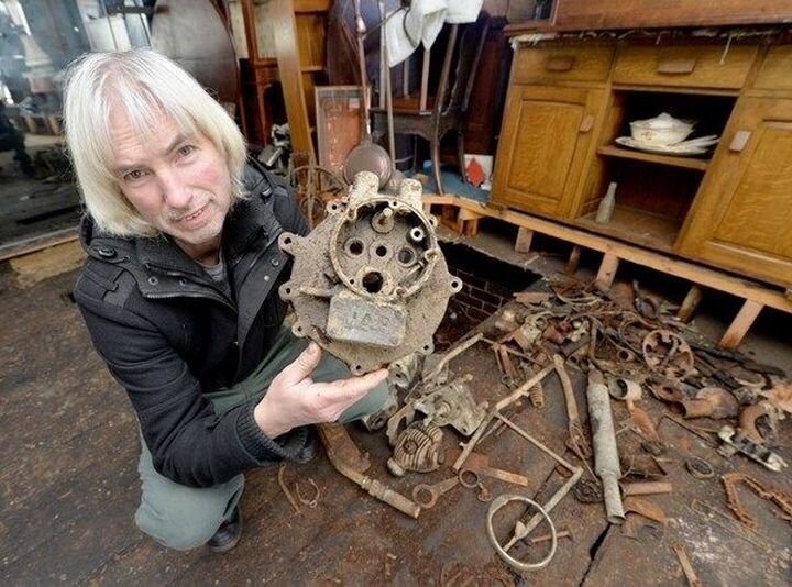 Под полом в антикварном магазине были найдены десятки 100-летних запасных частей для мотоциклов