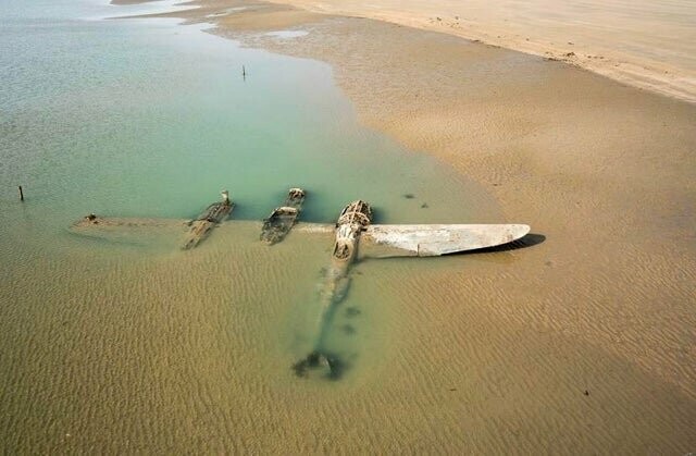 4. Спустя 65 лет на пляже в Уэльса показался затопленный американский истребитель P-38