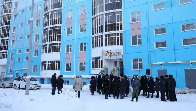 В Якутске детям-сиротам вручили ключи от новых квартир