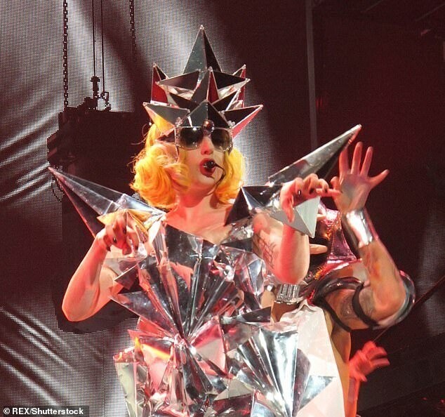 Леди Гага в образе, 2010 г.