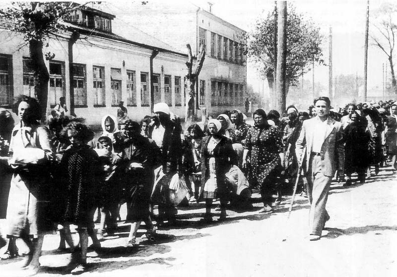 Колонна еврейских женщин и детей под конвоем литовской «самообороны».Литва, СССР, 1941 год.