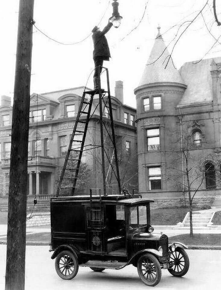 Смена лампочек на американских улицах, 1910-е