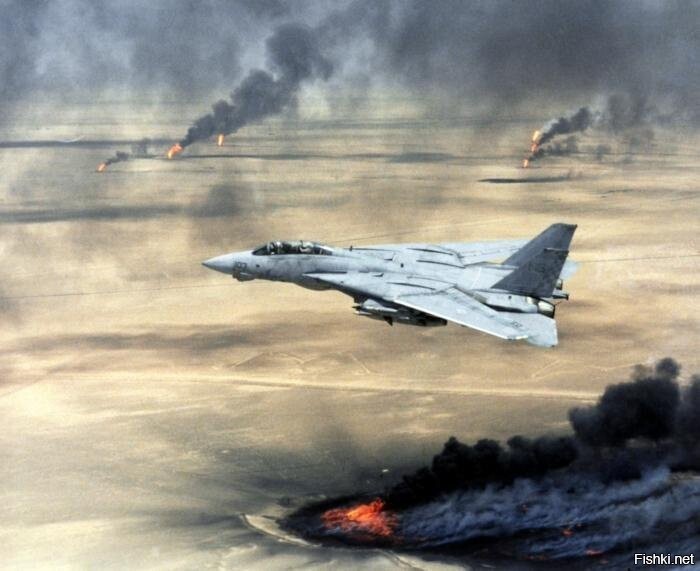 US Navy F–14B Tomcat над горящими нефтяными вышками Кувейта