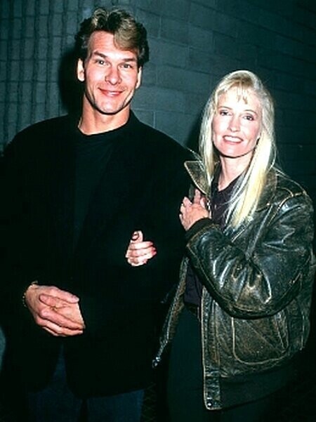 Патрик Суэйзи и его жена Лиза Ниеми присутствуют на премьере фильма «Стелла» 31 января 1990 года в театре Авко Вествуд в Вествуде, штат Калифорния.