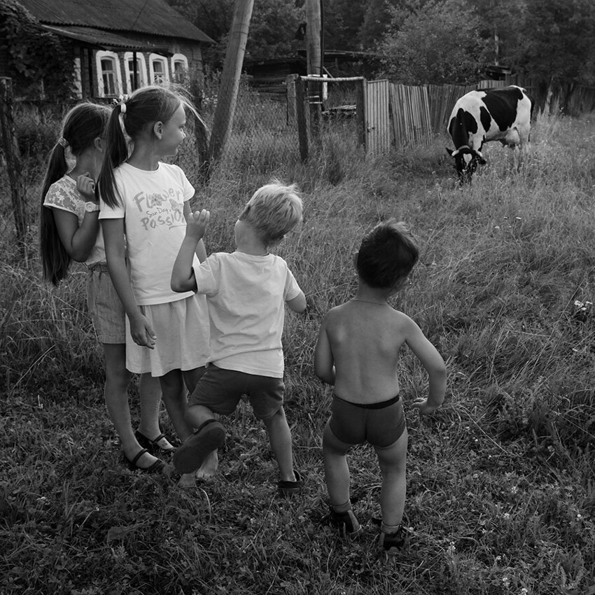 Ребятишки выросшие на селе. Детство в деревне. Босоногое детство. Мальчишки летом в деревне. Сельские дети.