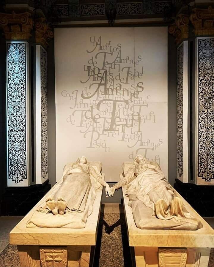 Испанские "Ромео и Джульетта". В испанском городе Теруэле, где и находятся эти саркофаги, существует такая легенда о влюбленных.