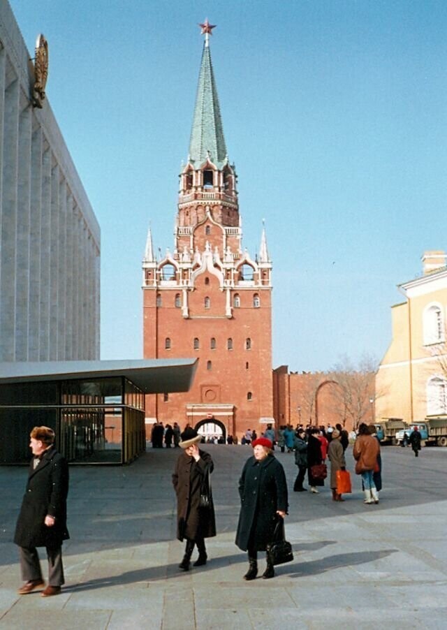 Внутри Кремля. Государственный Кремлевский дворец - Спасская башня - Арсенал