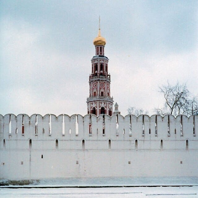 Москва. Восьмигранная колокольня Новодевичьего монастыря