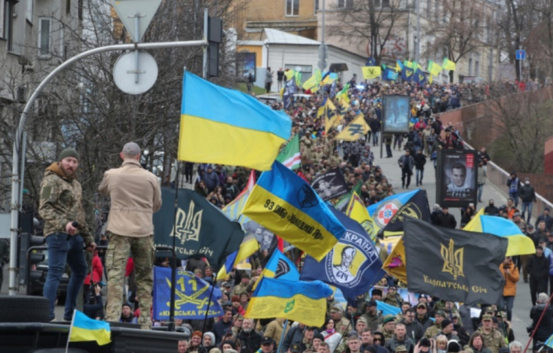 Сколько патриотов на украине на сегодня. Фашисты на Украине. Украинский марш. Марш нацистов на Украине. Украинцы нацисты.