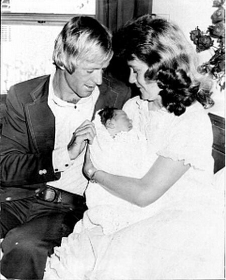 Пол Хоган со своей первой женой Ноэлин и маленьким сыном Скоттом. 1 июня 1973 года.