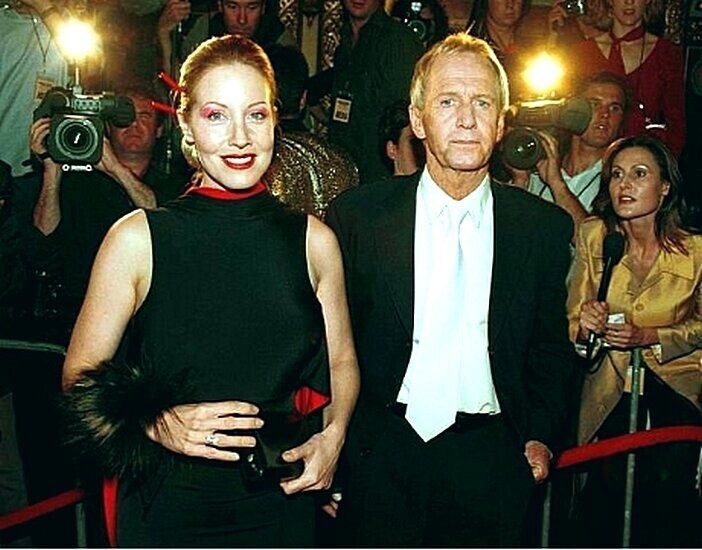 Линда Козловски и австралийский актер Пол Хоган присутствуют на мировой премьере фильма «Крокодил Данди в Лос-Анджелесе» в Государственном театре 2 апреля 2001 года в Сиднее, Австралия.