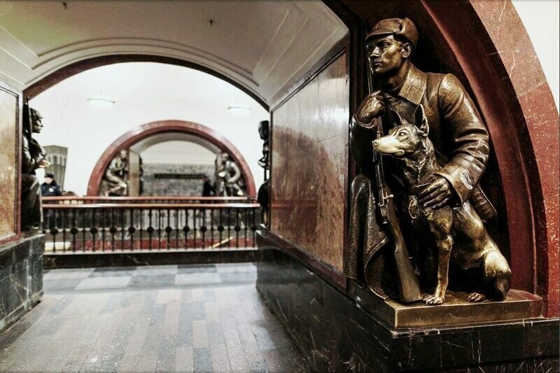 Сидящие и стоящие на коленях строители коммунизма