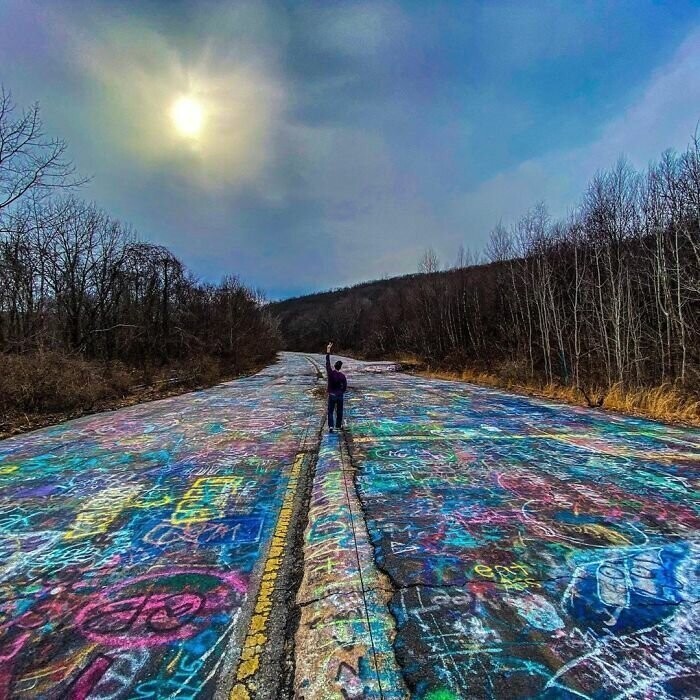 Заброшенное шоссе в Пенсильвании полностью покрыто граффити