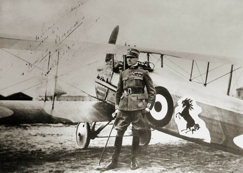 Воздушный ас Первой мировой граф Франческо Баракка и его самолет-истребитель SPAD S.VII с эмблемой, позже увенчавшей капоты Ferrari.