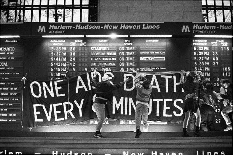 Активисты по борьбе со СПИДом на Центральном вокзале с баннером «Одна смерть от СПИДа каждые 8 минут» - Нью-Йорк, 1991