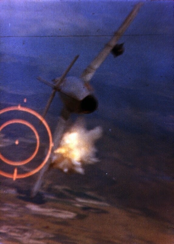 Попадание в вьетнамский МИГ-17 из 20-мм пушек американского F-105. 5 июня 1967 года