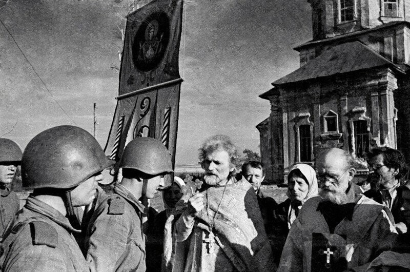 Священники благословляют красноармейцев. ВОВ, 1943