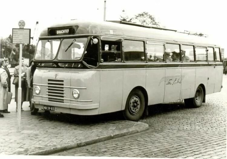 Необычный автобус с выдвижным мотором из 40-ых годов