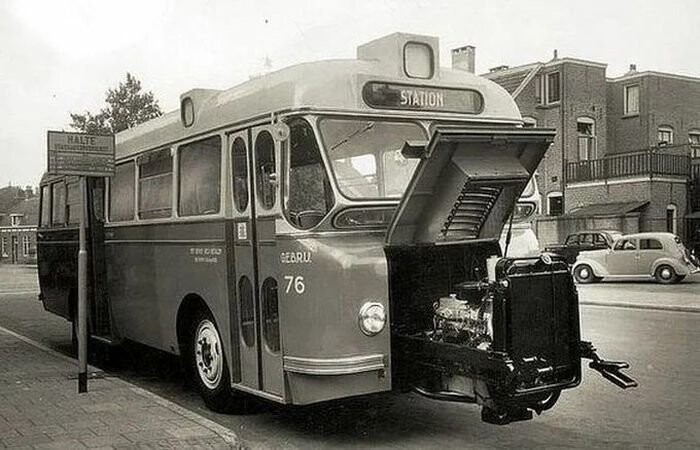 Необычный автобус с выдвижным мотором из 40-ых годов