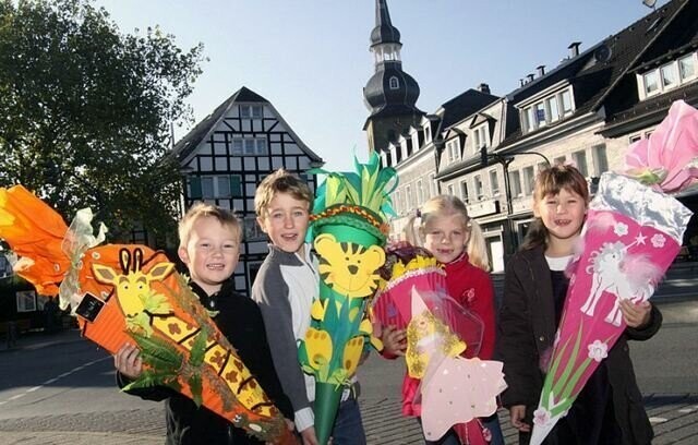  Дети в Германии получают специальный подарок в форме бумажного конуса – шультуте, наполненный карандашами, ручками, книгами и сладостями.