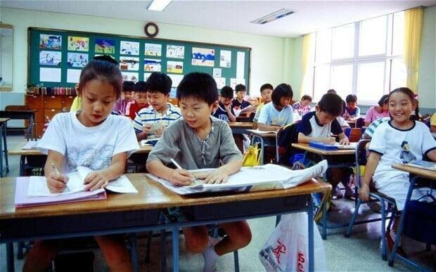 Ученики в Южной Корее должны оставаться и помогать убирать класс после уроков.
