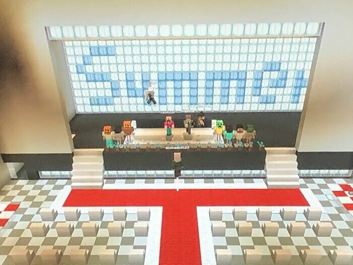 Школьники организовали торжество в игре Minecraft