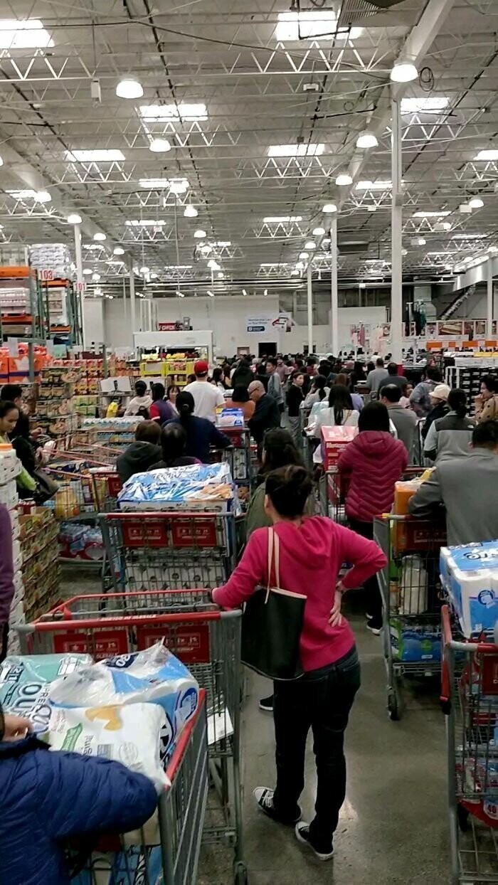 Очереди в супермаркете Costco в США. Люди скупают туалетную бумагу, воду, рис и другие "необходимые" вещи