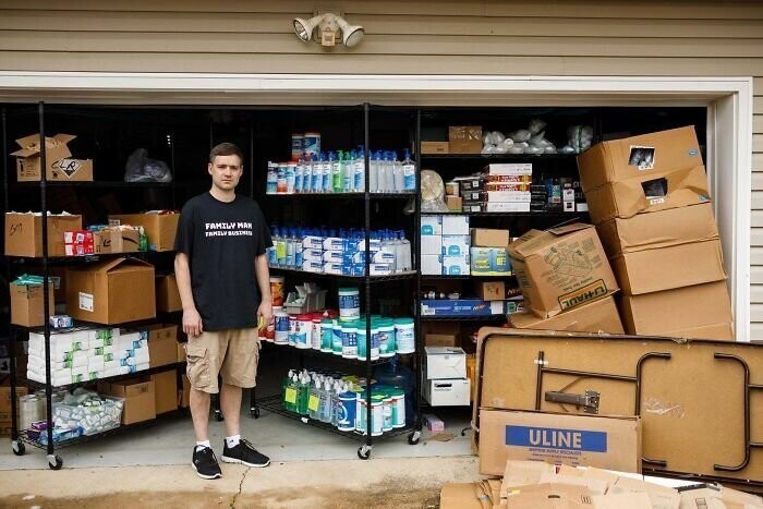 Этот парень проехал более 2000 километров, чтобы скупить 17 тыс бутылок антисептика для рук и салфеток, но теперь он не может найти покупателей (ха-ха)