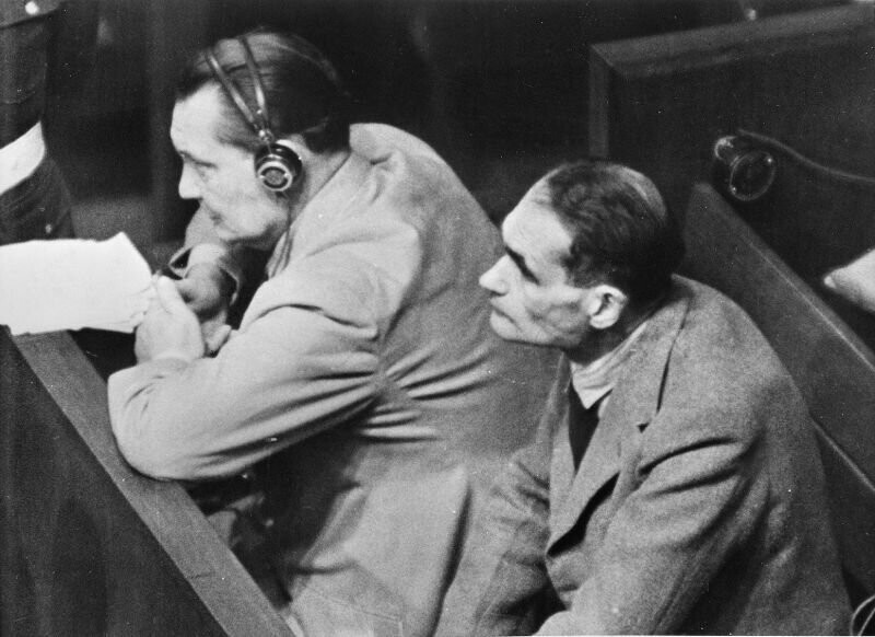 Герман Геринг и Рудольф Гесс на скамье подсудимых во время Нюрнбергского процесса