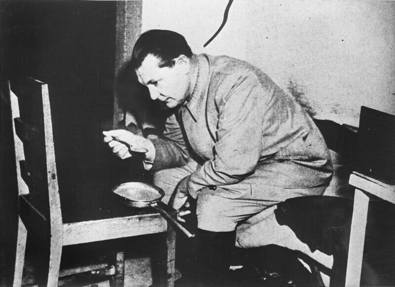 Герман Геринг обедает в тюремной камере Нюрнберга