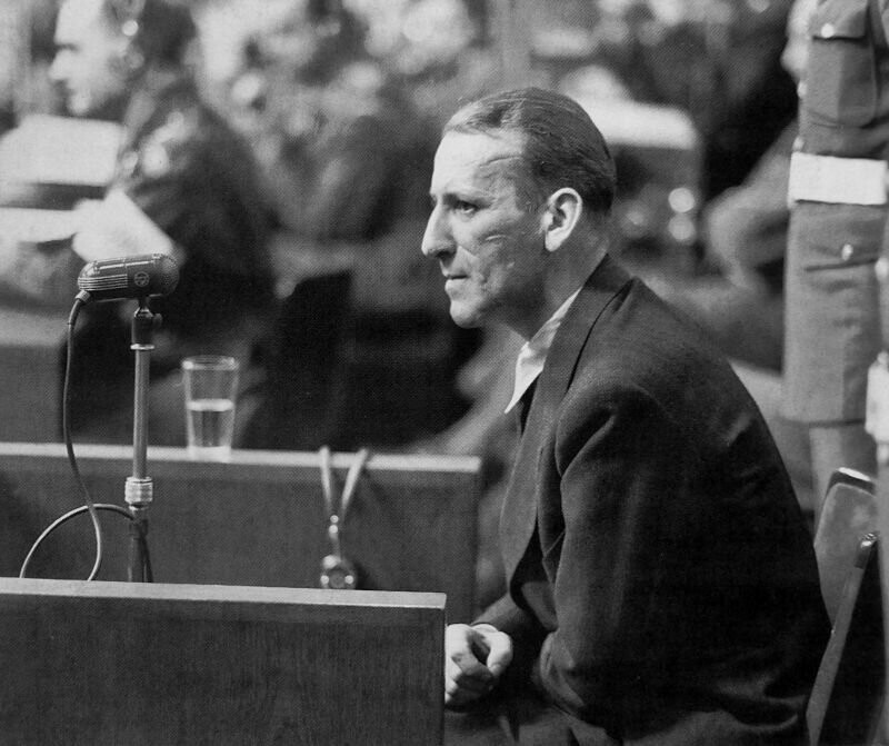 Подсудимый Нюрнбергского процесса Эрнст Кальтенбруннер ( 1903—1946); бывший начальник Главного управления имперской безопасности нацисткской Германии) дает показания.