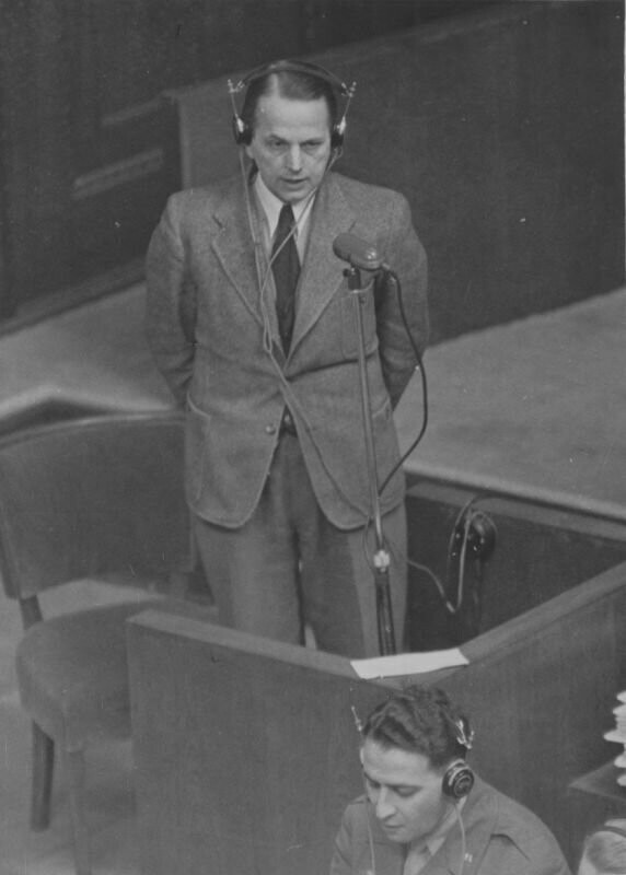 Бывший группенфюрер СС Отто Олендорф дает показания во время Нюрнбергского процесса