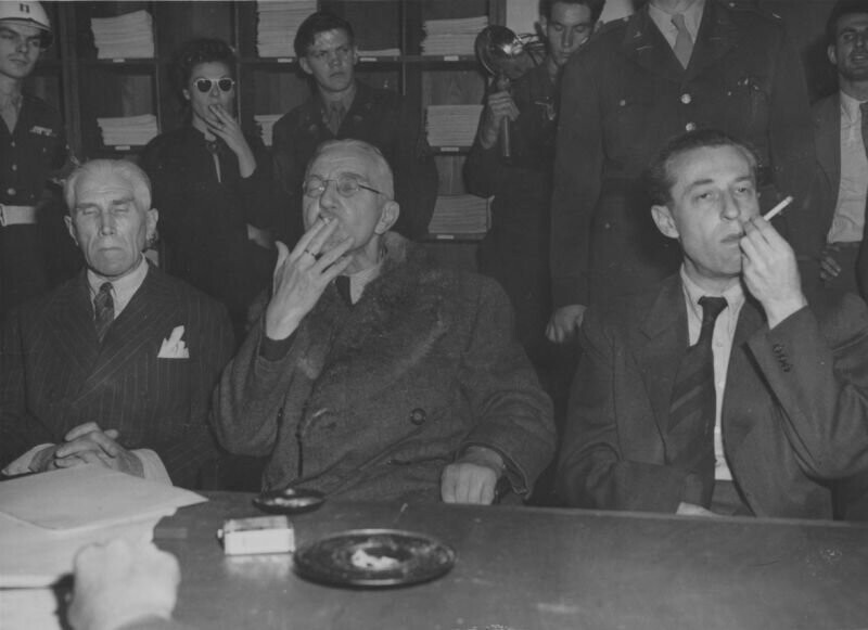Ф. фон Папен, Я. Шахт и Г. Фриче на перекуре во время Нюрнбергского процесса