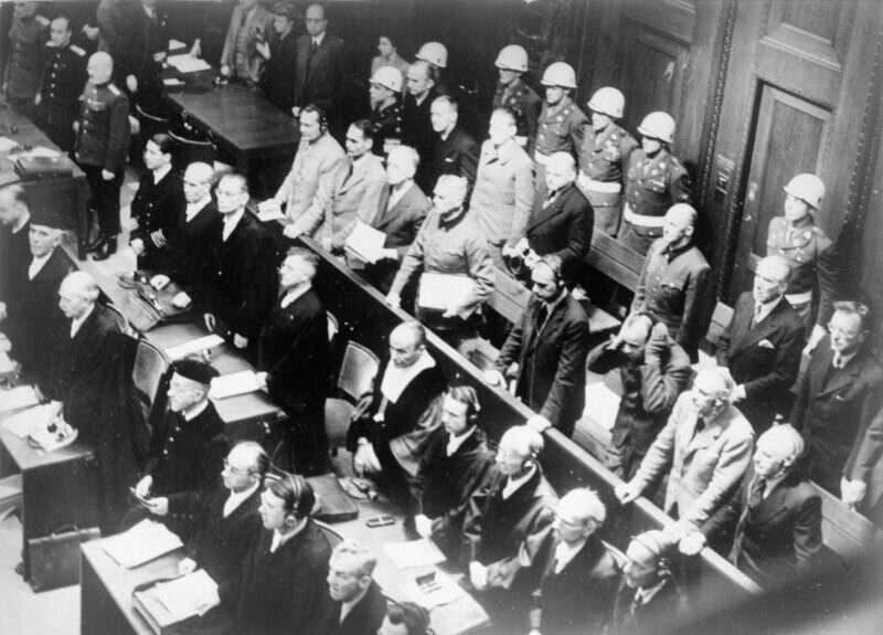 Вид на скамью подсудимых Нюрнбергского процесса в зале судебных заседаний нюрнбергского Дворца правосудия.