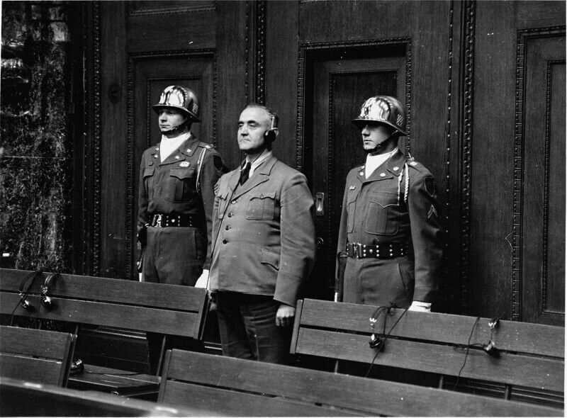 Бывший начальник главного управления СС Готтлоб Бергер (1896—1975) на суде в Нюрнберге. Был приговорен к 25 годам лишения свободы, вышел из тюрьмы в декабре 1951 года