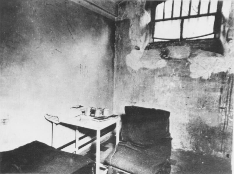 Вид на камеру Германа Геринга в тюрьме Нюрнберга. За 2 часа до исполнения приговора (повешение) совершил самоубийство в своей камере.