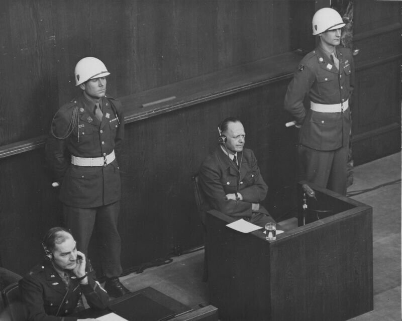 Бывший генерал-фельдмаршал люфтваффе Э. Мильх на скамье подсудимых в Нюрнберге
