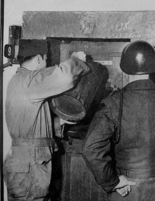 Немецкий военнопленный под наблюдением американского солдата-охранника льет воду для умывания в камеру бывшего главнокомандующего Кригсмарине Германии  гросс-адмирала Эриха Редера ( 1876—1960)  в нюрнбергской тюрьме.
