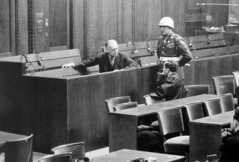 Бывший министр иностранных дел Германии Иоахим фон Риббентроп (1893—1946)  разговаривает со своим защитником Мартином Хорном во время Нюрнбергского процесса.