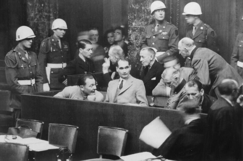 Подсудимые Нюрнбергского процесса над главными военными преступниками во время перерыва судебного заседания