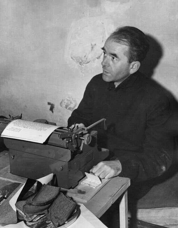 Бывший рейхсминистр Альберт Шпеер (1905—1981) за пишущей машинкой в тюрьме Нюрнберга