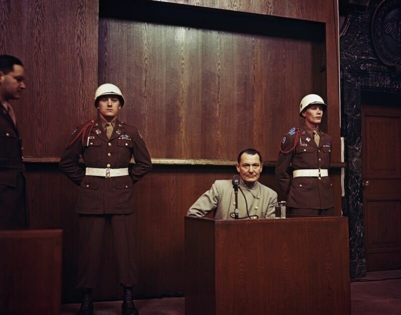 Подсудимый Герман Геринг во время допроса на заседании Международного Военного Трибунала в Нюрнберге