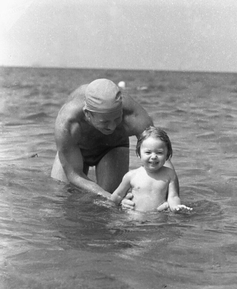 Алексей Леонов купается с дочерью Викой в Черном море.