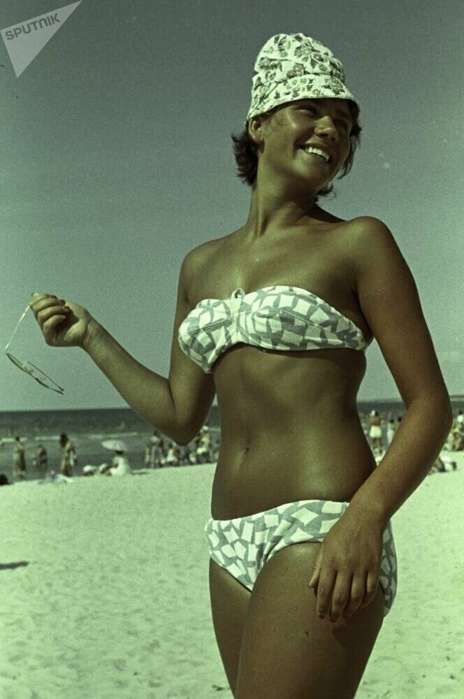 Студентка Регина Маринайтэ на курорте Паланга, 1964.