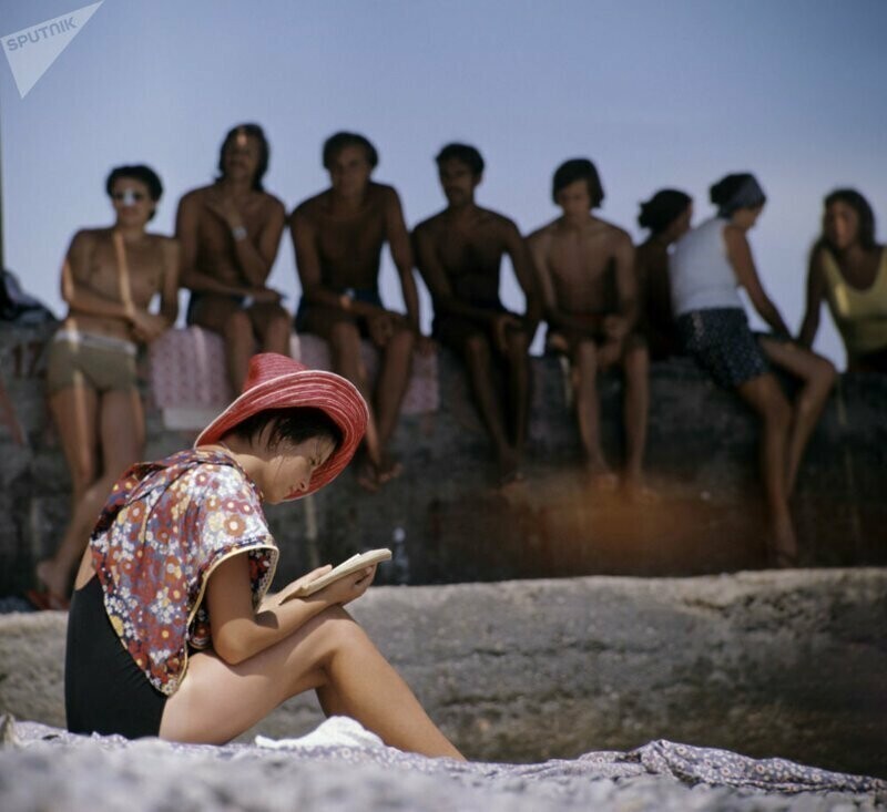 Юноши и девушки, отдыхающие в Международном молодежном лагере “Спутник” в Крыму, на городском пляже Гурзуфа.