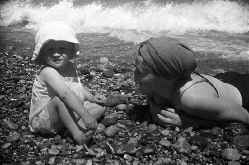 Отдых на пляже в Ялте. 1939 год.