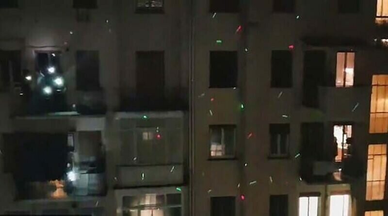 Итальянцы устроили музыкальное световое шоу со своих балконов
